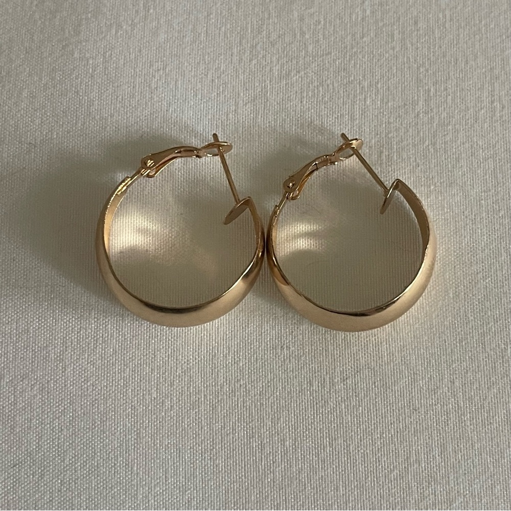 New Lulu’s Woman’s Trendy Minimalist My Oh My Gold Hoop Earrings - Picture 7 of 15